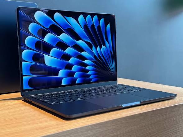 Macbook air 13 M3 16/500 with AC+ until 2028 battery cycle is under 10